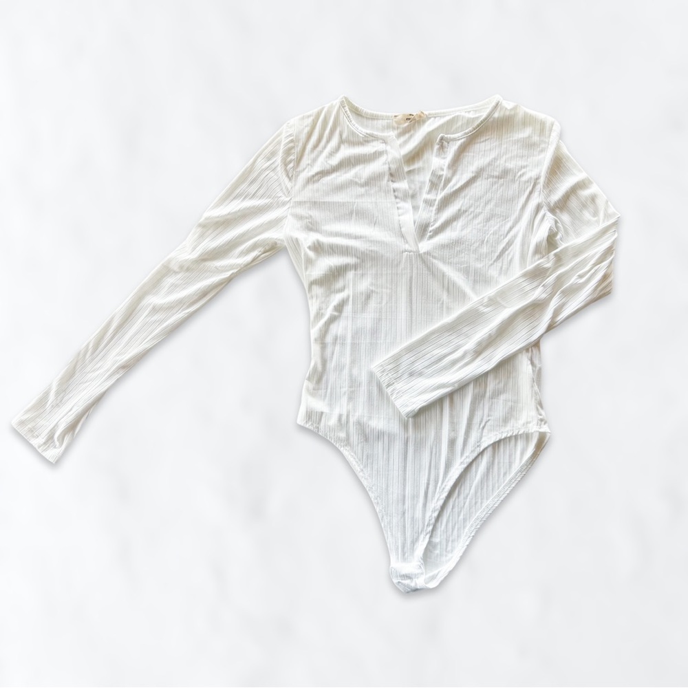 entro White Long Sleeve V-Neck Bodysuit